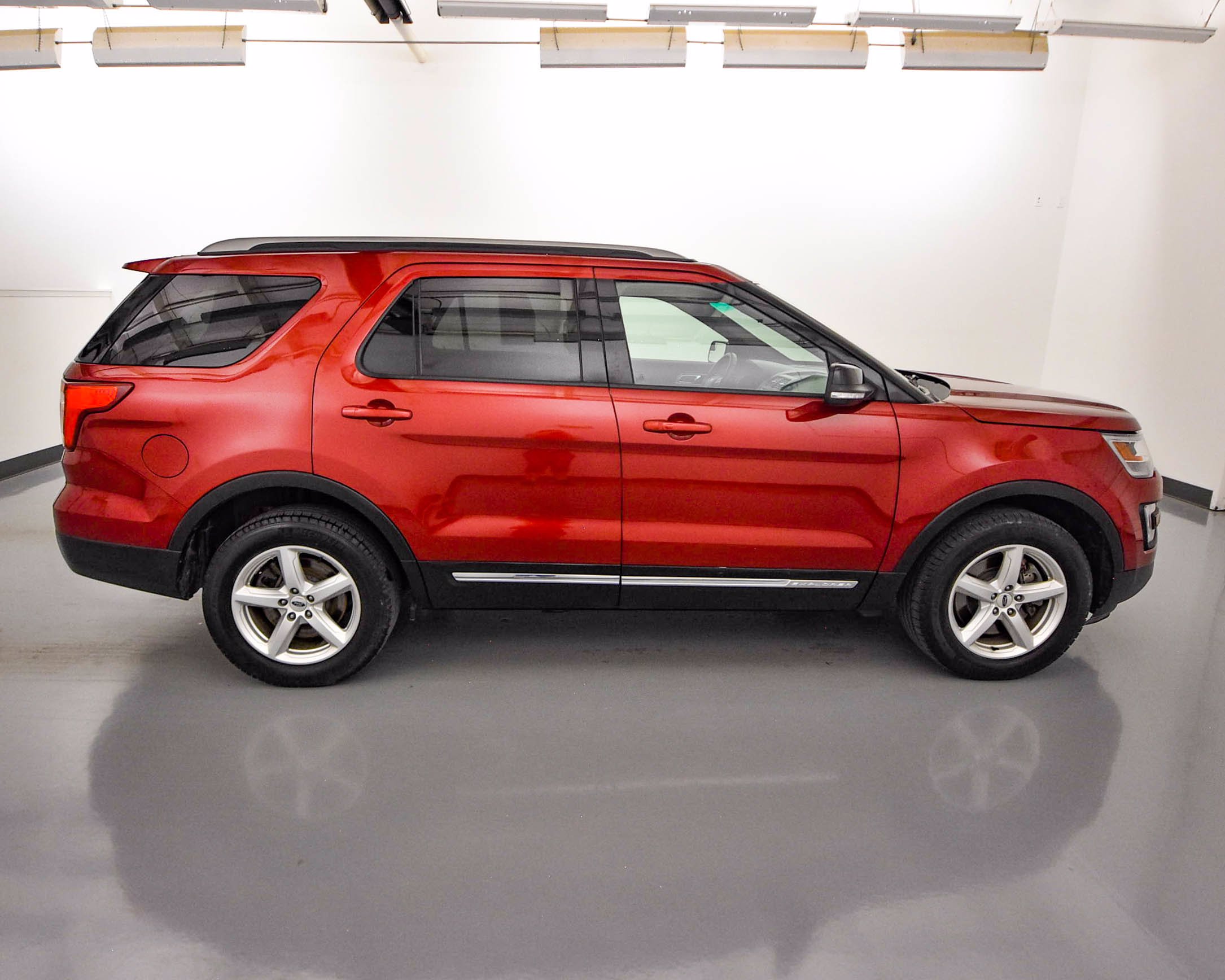 Pre-Owned 2017 Ford Explorer XLT 4WD