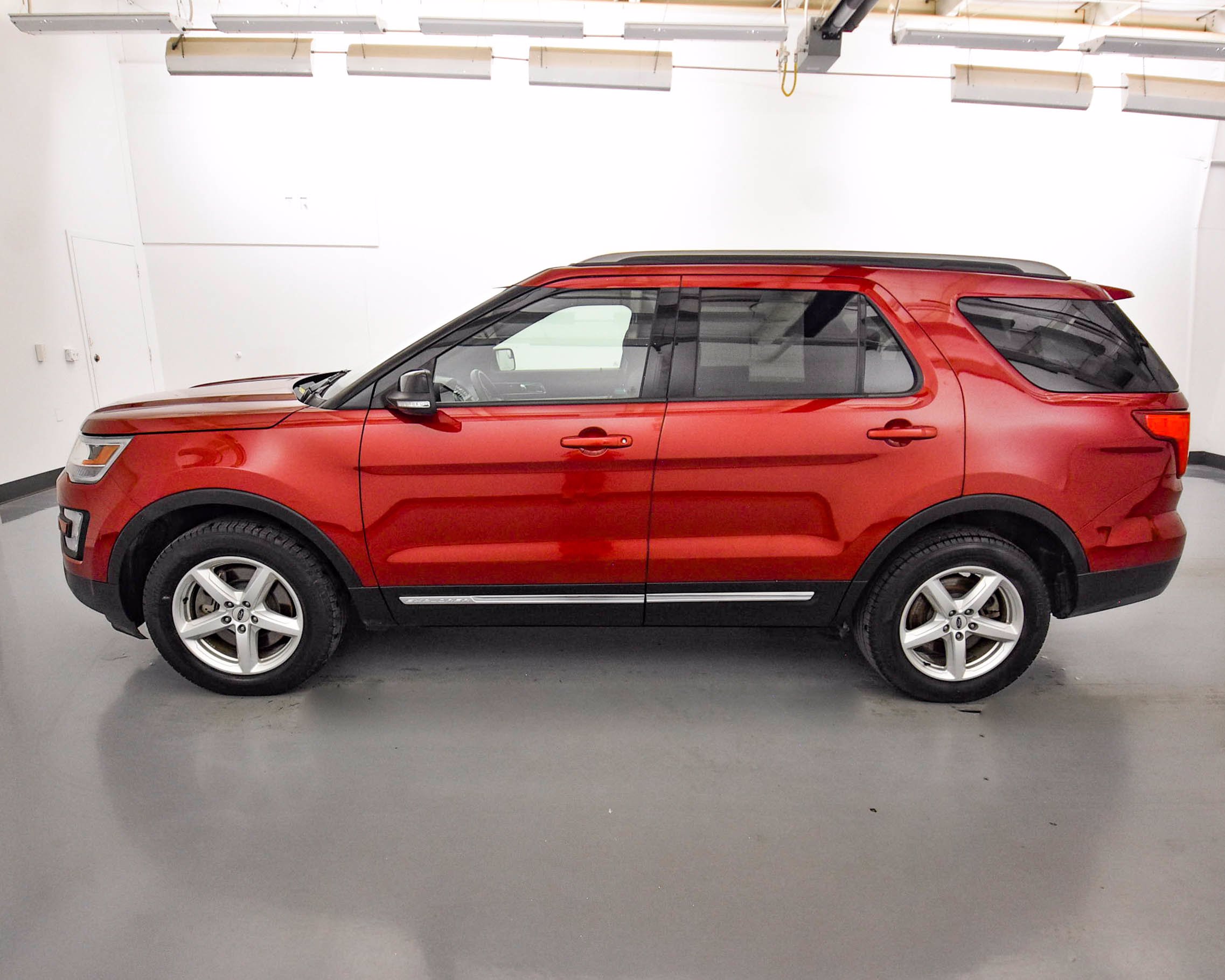 Pre-owned 2017 Ford Explorer Xlt 4wd